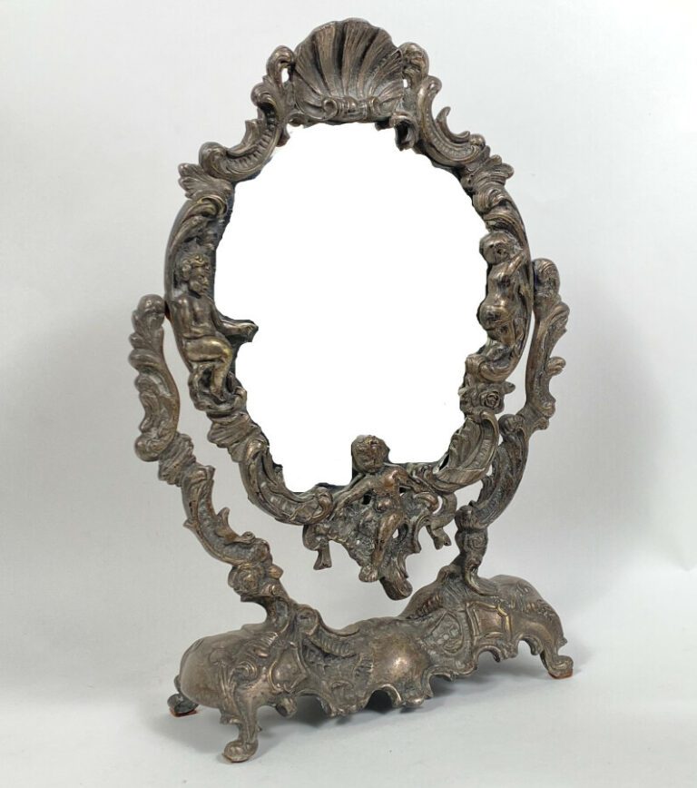 Miroir de table en bronze à décor d'amours et motifs de coquilles. - 34 x 20 cm…
