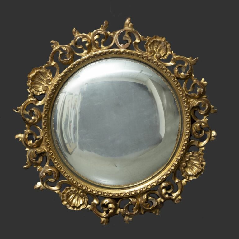 Miroir dit sorcière en bois et stuc doré à décor ajouré de coquilles, enrouleme…