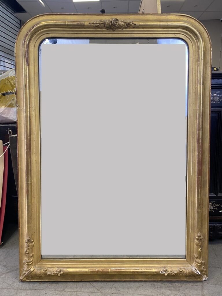 Miroir en bois doré de forme ronde et rectangulaire. - (usures, sauts) - 97 x 6…