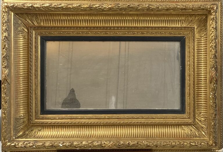 Miroir en bois doré stuqué - 62 x 43 cm