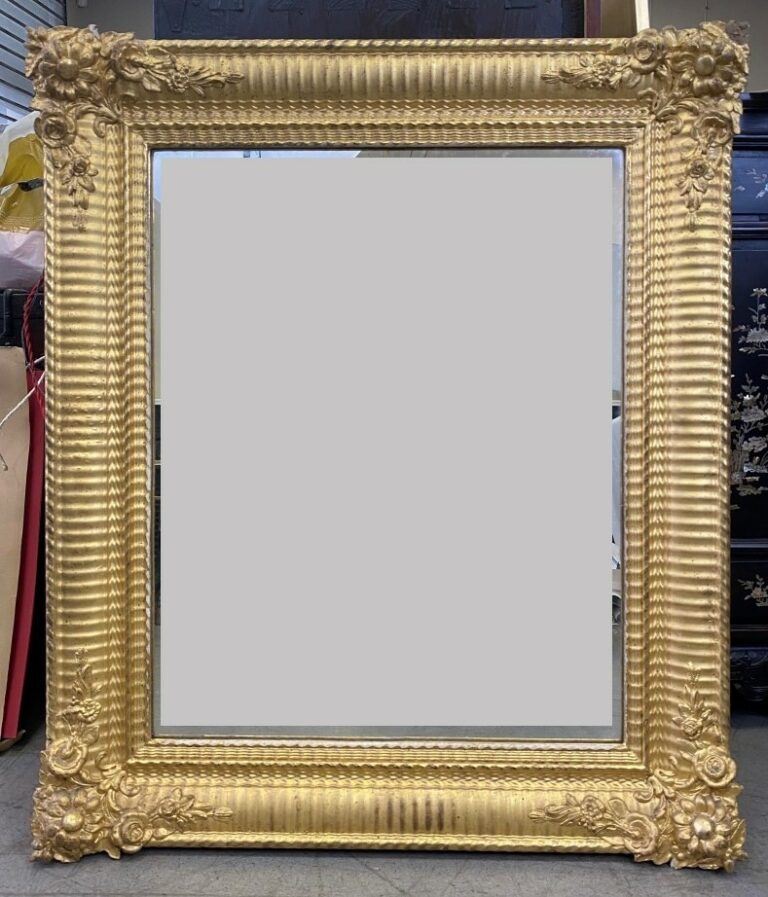 Miroir en bois et stuc doré à décor floral - 80x68 cm