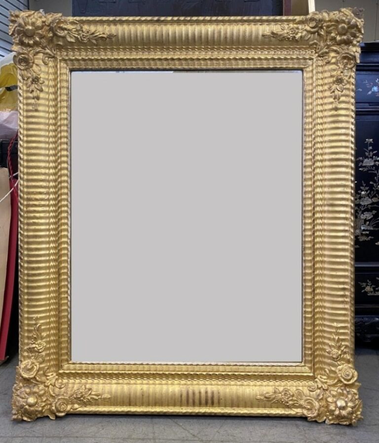 Miroir en bois et stuc doré à décor floral - (manques) - 80x68 cm - Ajout lot 3…