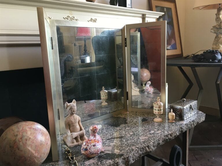 Miroir en triptyque, le cadre en acier poli, la surface des miroirs à l'imitati…