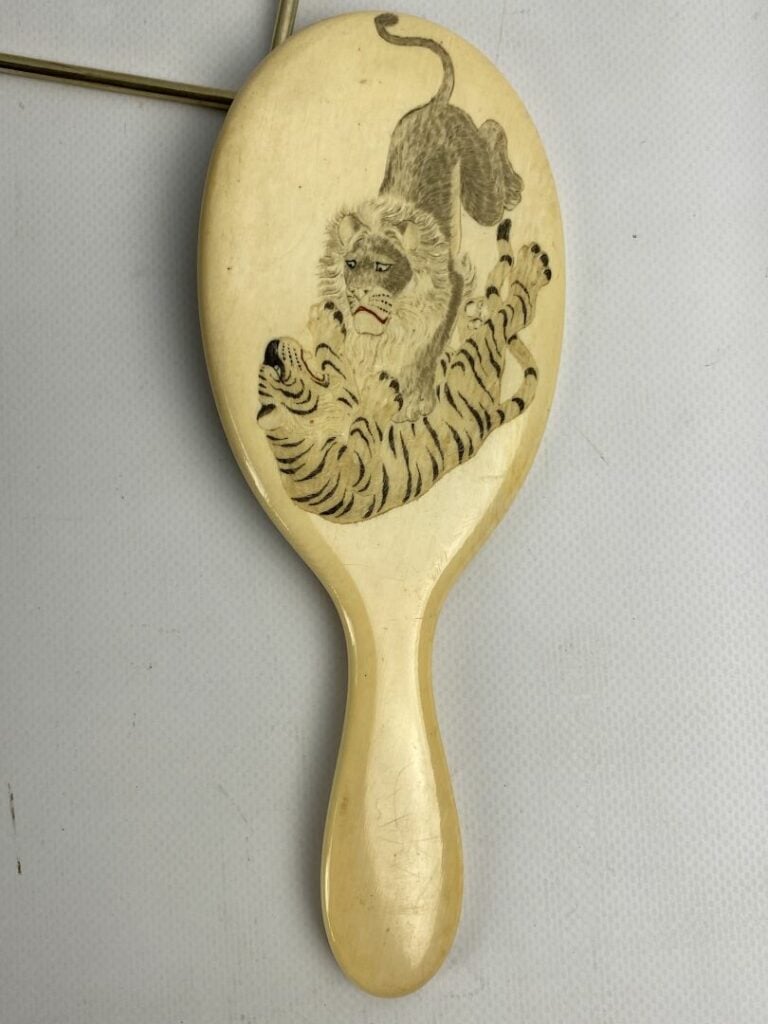 Miroir Face à main en ivoire à décor sculpté de lion attaquant un tigre - Japon…