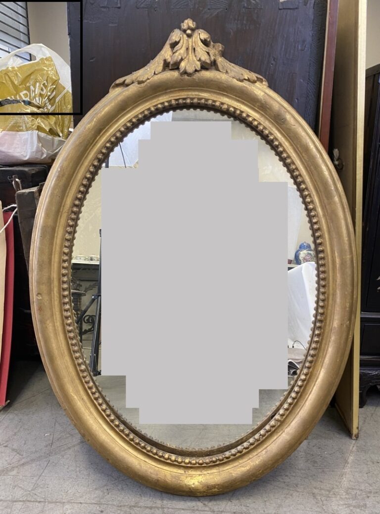 Miroir oval en bois doré - (usures) - 83 x 55,5 cm