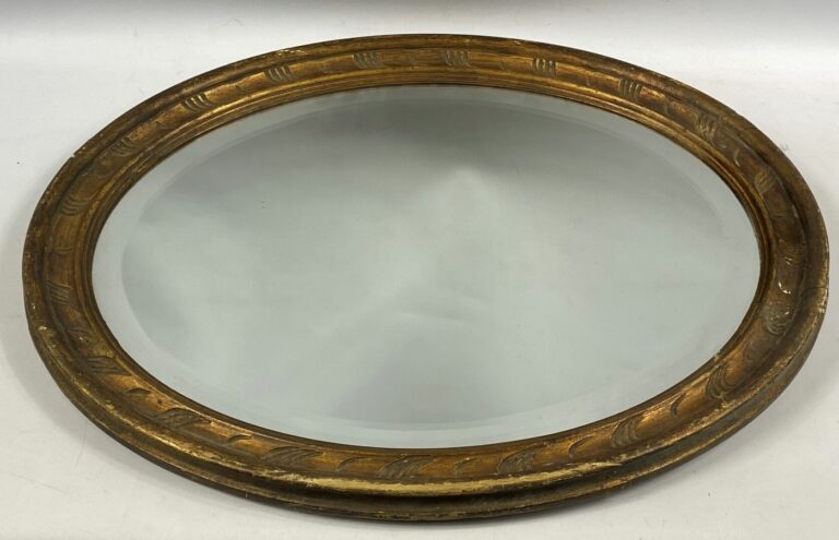 Miroir ovale en bois doré, entourage de frise - 57 x 47 cm - AJOUT LOT 367