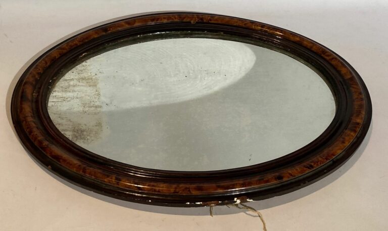 Miroir ovale entourage imitation écaille - 57 x 42 cm - (accidents et manques)…