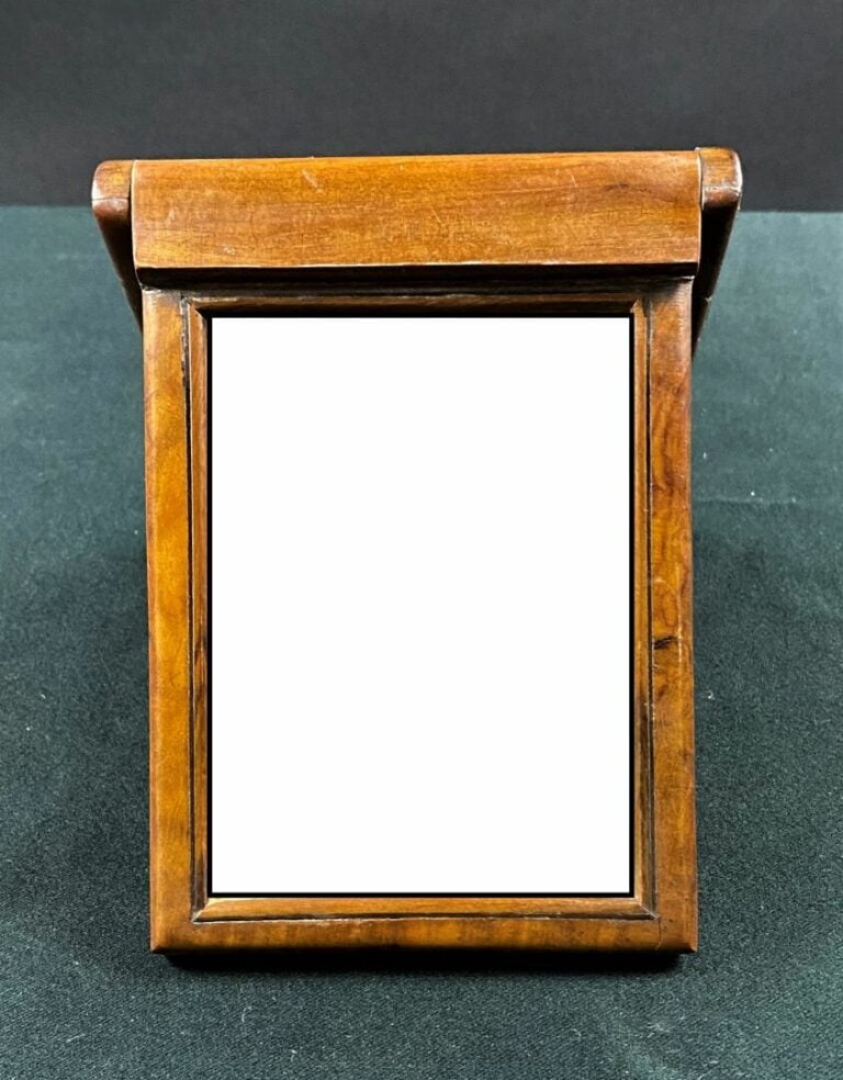 Miroir portatif en marqueterie niçoise d'olivier et amarante à décor de pêcheur…