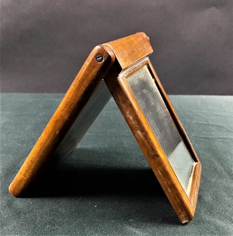 Miroir portatif en marqueterie niçoise d'olivier et amarante à décor de pêcheur…