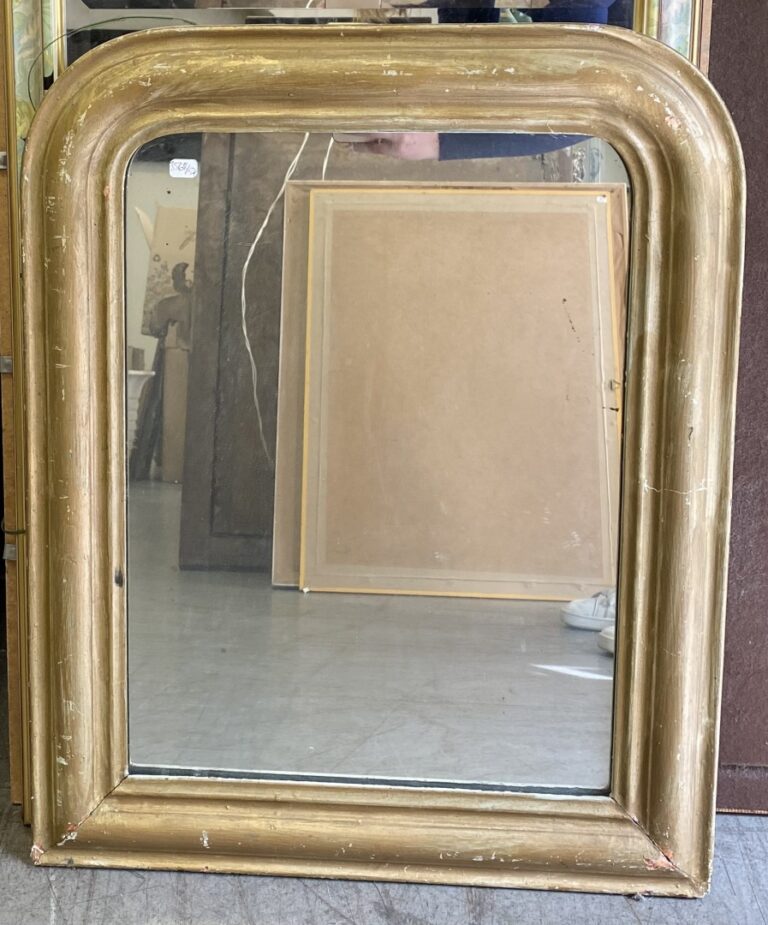 Miroir rectangulaire à coins arrondis, style Louis-Philippe. - 62 x 49 cm.