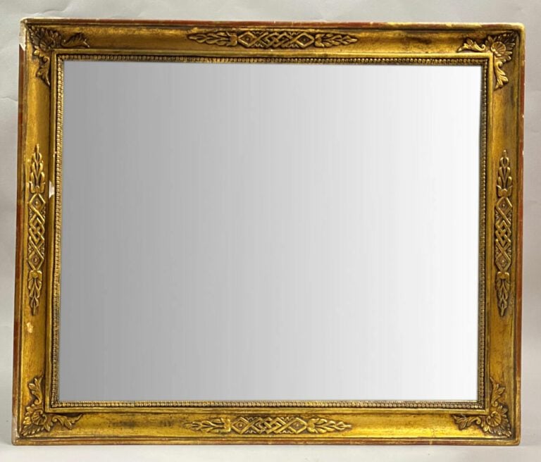 Miroir rectangulaire en bois et composition doré à décor de frises de feuilles…