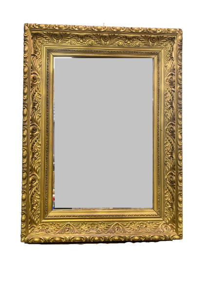 Miroir rectangulaire en bois et stuc doré à décor d'une fine frise de rinceaux…