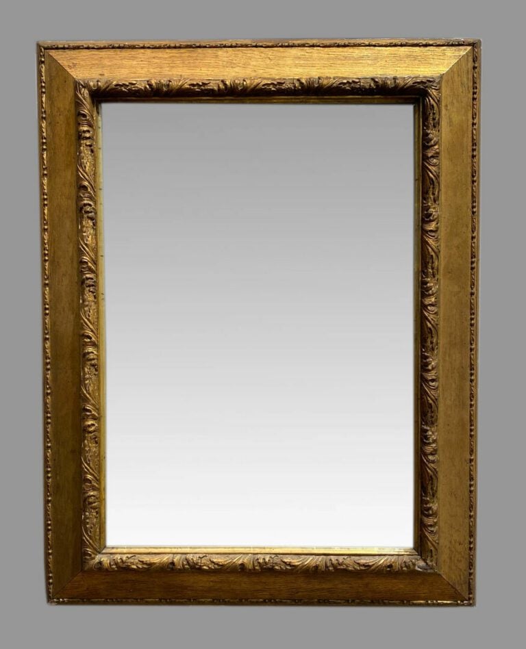 Miroir rectangulaire en bois et stuc doré à profil inversé orné d'une frise d'o…