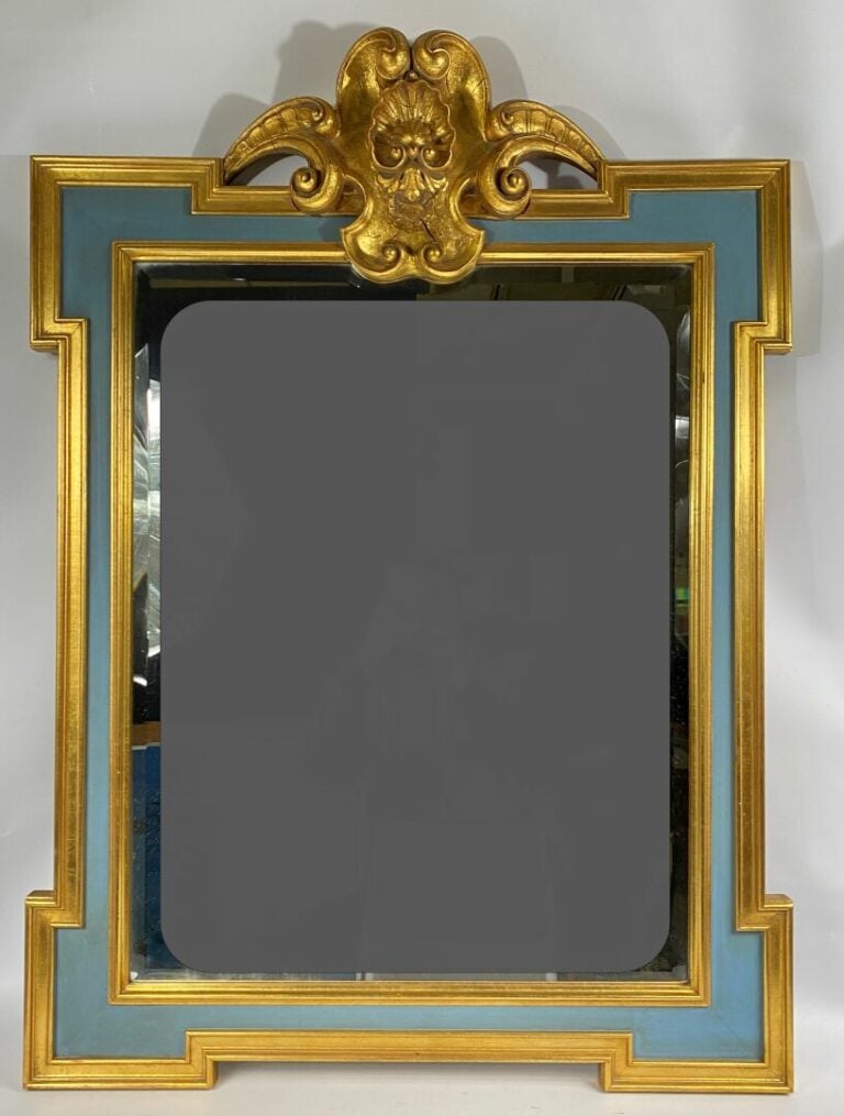 Miroir rectangulaire en bois mouluré laqué bleu et doré, surmonté d'un fronton…