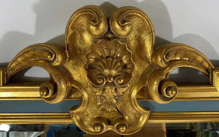 Miroir rectangulaire en bois mouluré laqué bleu et doré, surmonté d'un fronton…