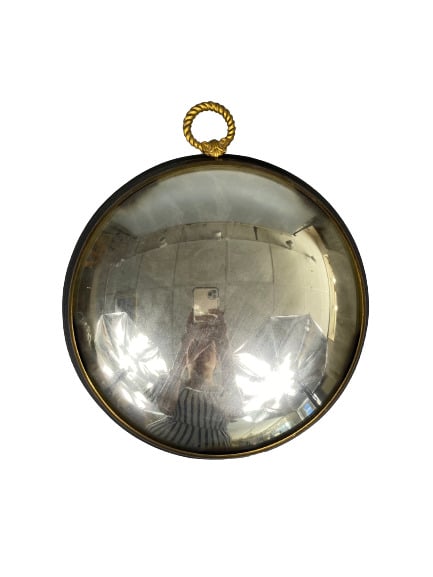 Miroir sorcière en bois noirci et entourage en bronze doré de trois rangs de fr…