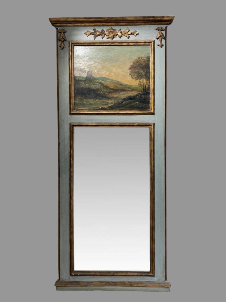 Miroir trumeau en bois peint et doré sculpté de fleurettes et chutes feuillagée…