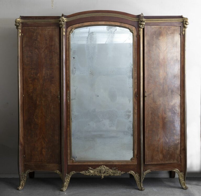 Mobilier de chambre à coucher en acajou et placage d'acajou flammé, et ornement…