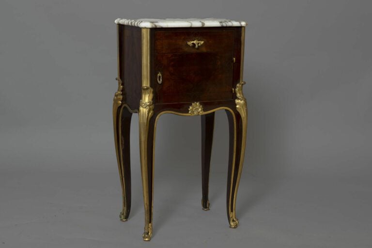 Mobilier de chambre à coucher en acajou et placage d'acajou flammé, et ornement…