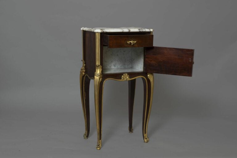 Mobilier de chambre à coucher en acajou et placage d'acajou flammé, et ornement…