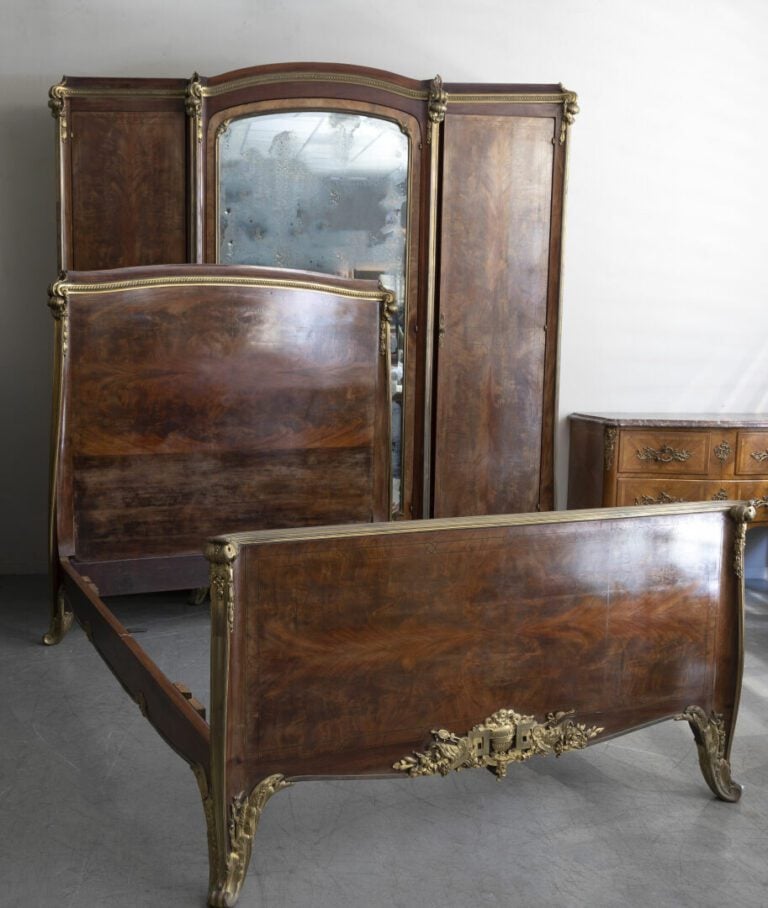 Mobilier de chambre à coucher en acajou et placage d'acajou flammé, et ornement…