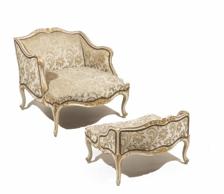 Mobilier de salon à dossier cabriolet en bois mouluré, sculpté, doré et laqué b…