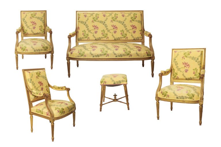 Mobilier de salon en bois doré, comprenant un canapé et quatre fauteuils à doss…