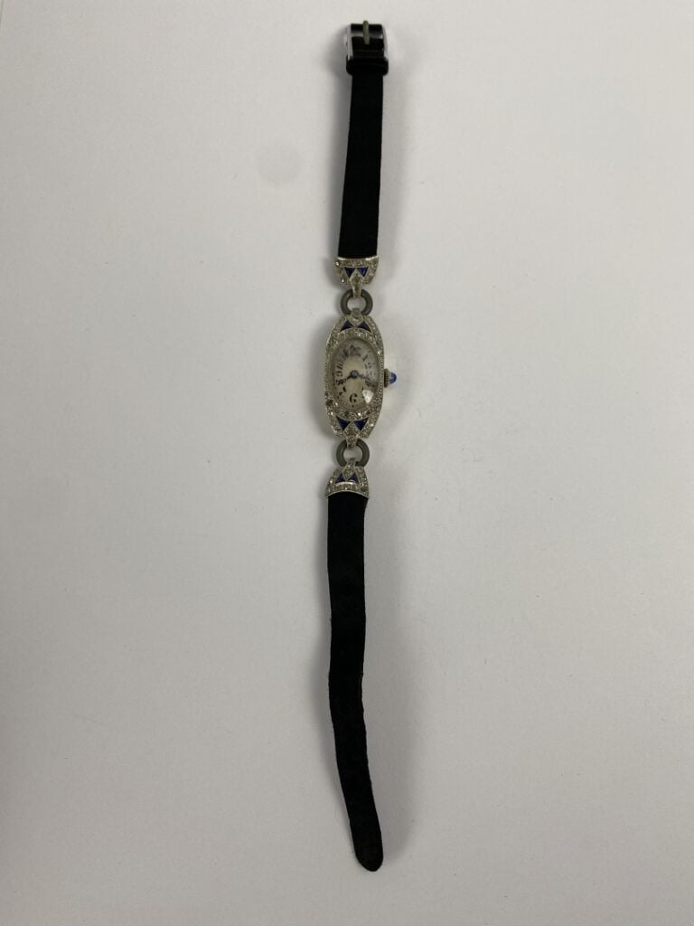 Montre bracelet de dame, boîtier octogonal en or gris (750) à lunette et attach…