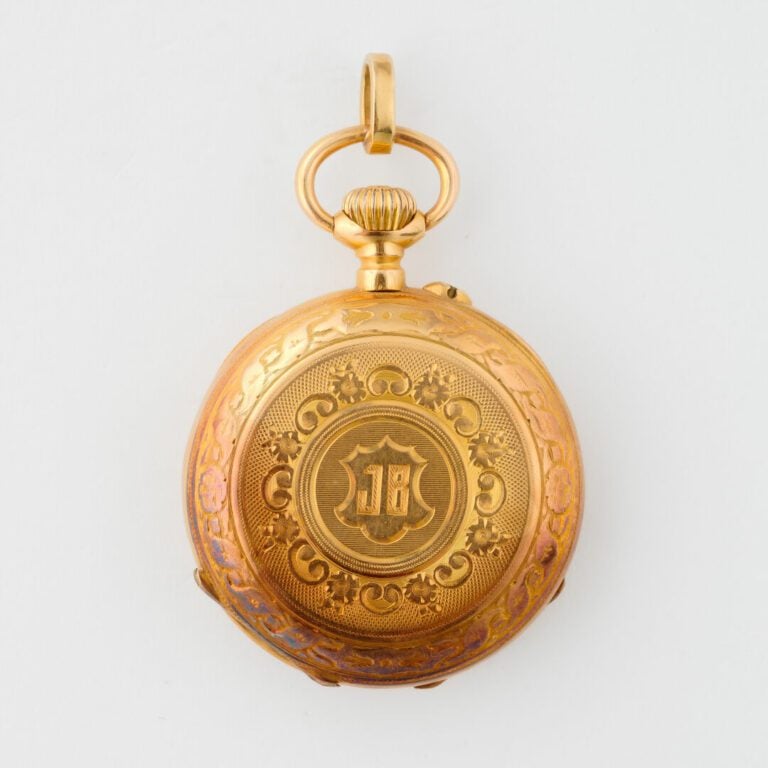 Montre de col en or jaune (750), le boîtier orné d'un cartouche chiffré "J.B" e…