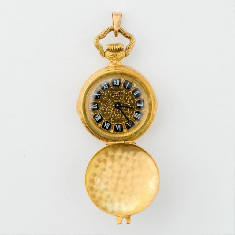 Montre de col en or jaune (750), le boîtier orné d'un cartouche chiffré "J.B" e…