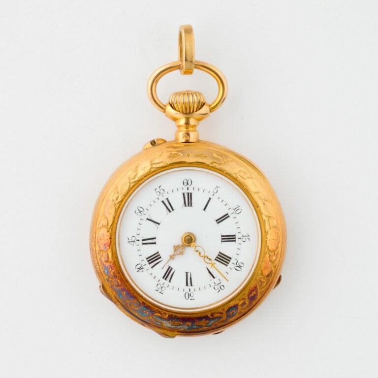Montre de col en or jaune (750), le boîtier orné d'un cartouche chiffré "J.B" e…