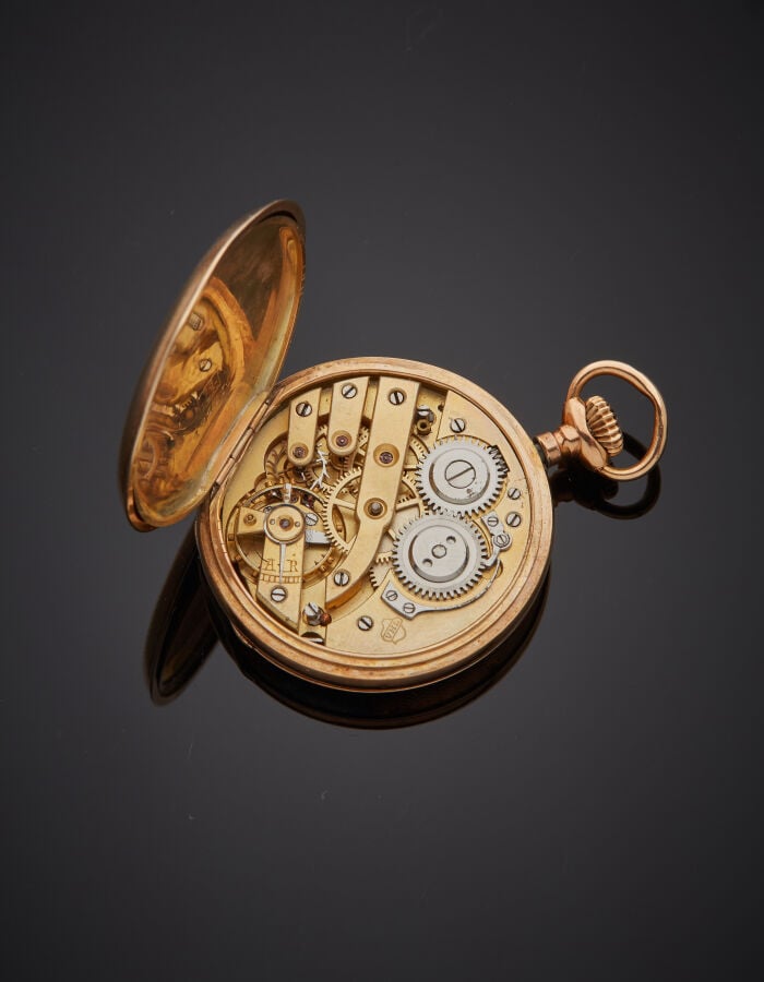 MONTRE de COL "savonnette" en or rose (585‰) 14 carats, guilloché et ciselé d'u…