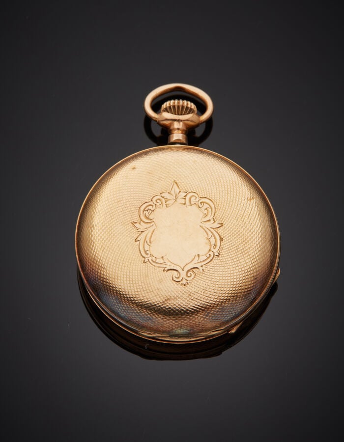 MONTRE de COL "savonnette" en or rose (585‰) 14 carats, guilloché et ciselé d'u…