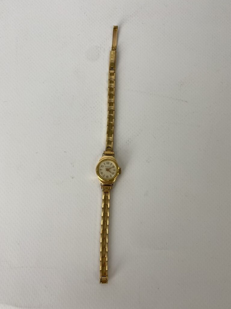 Montre de dame à cadran en or jaune (poinçon tête d'aigle)