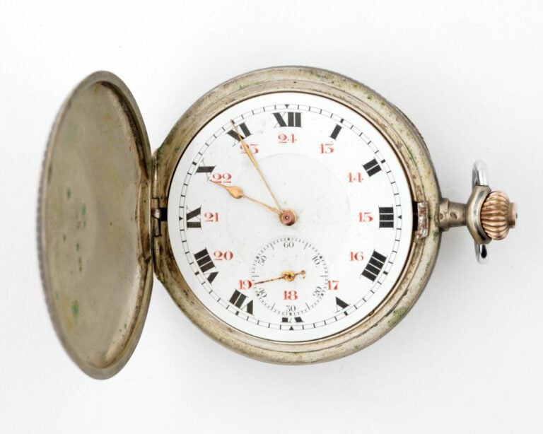 Montre de gousset savonnette en argent niellé (800), le boîtier à décor de cart…