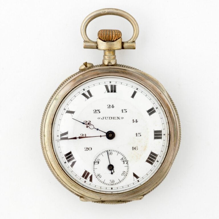 Montre de gousset savonnette en argent niellé (800), le boîtier à décor de cart…