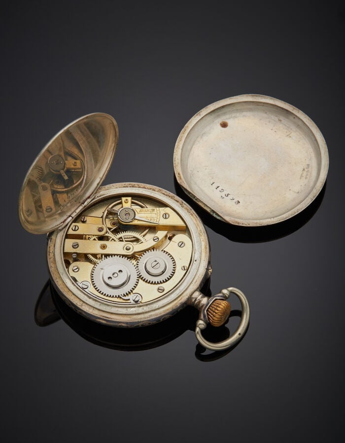 MONTRE de POCHE en argent (min. 800‰) entièrement niellé à décors de volutes, d…