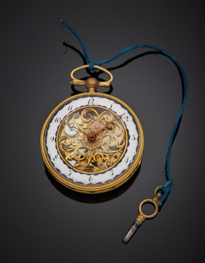 MONTRE de POCHE en métal doré, carrure facettée. Cadran squelette bordé d'émail…