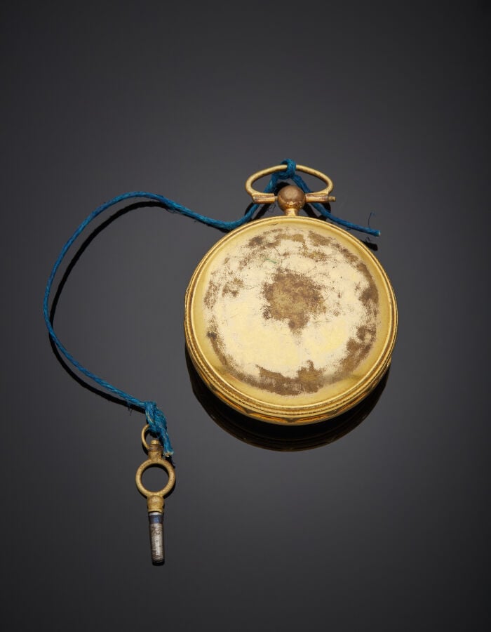 MONTRE de POCHE en métal doré, carrure facettée. Cadran squelette bordé d'émail…