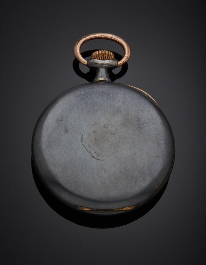 MONTRE de POCHE en métal entièrement noirci façon « canon de fusil ». Cadran do…