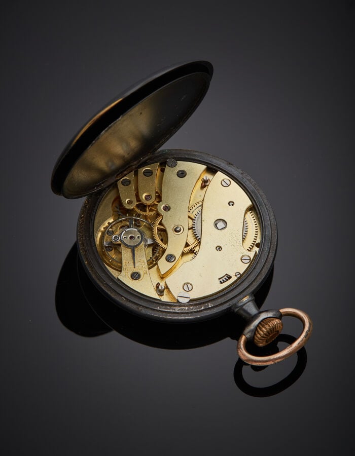 MONTRE de POCHE en métal entièrement noirci façon « canon de fusil ». Cadran do…