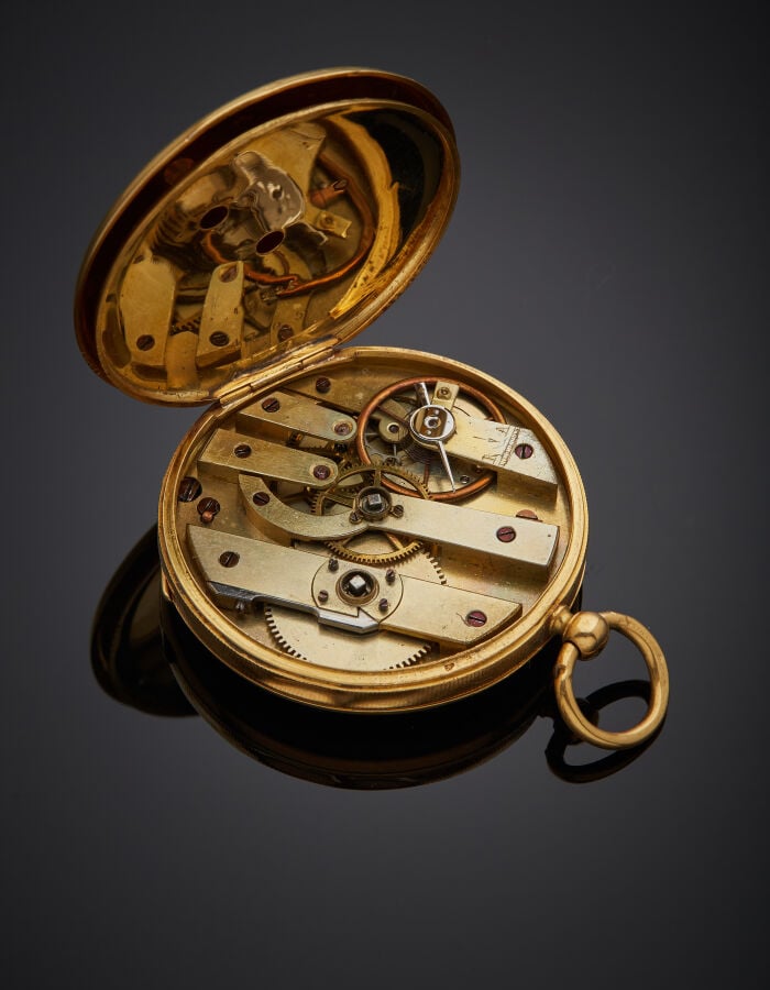 MONTRE de POCHE en or jaune (750‰) guilloché et ciselé, carrure godronnée. Cadr…