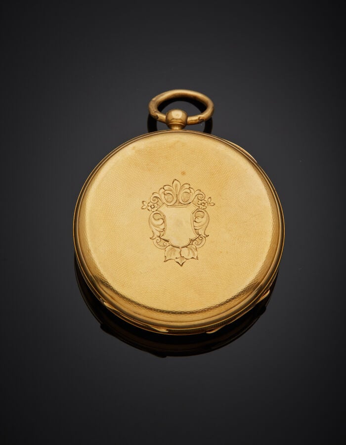 MONTRE de POCHE en or jaune (750‰) guilloché et ciselé, carrure godronnée. Cadr…