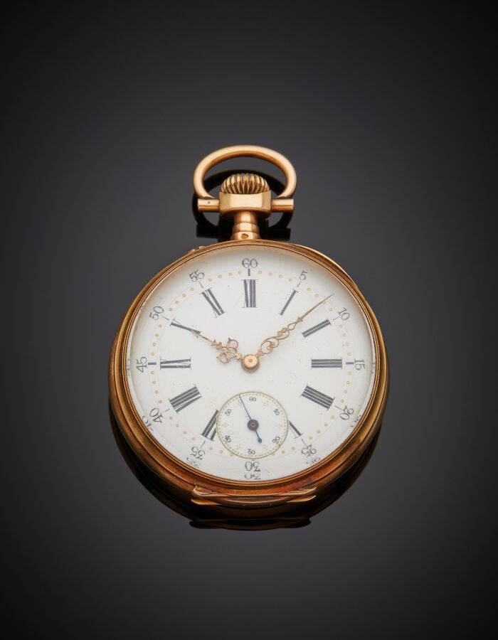 MONTRE de POCHE en or rose (750‰) ciselé de fleurs. Cadran émail blanc, chiffre…