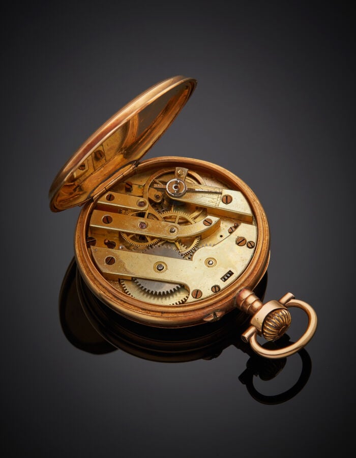 MONTRE de POCHE en or rose (750‰) ciselé de fleurs. Cadran émail blanc, chiffre…