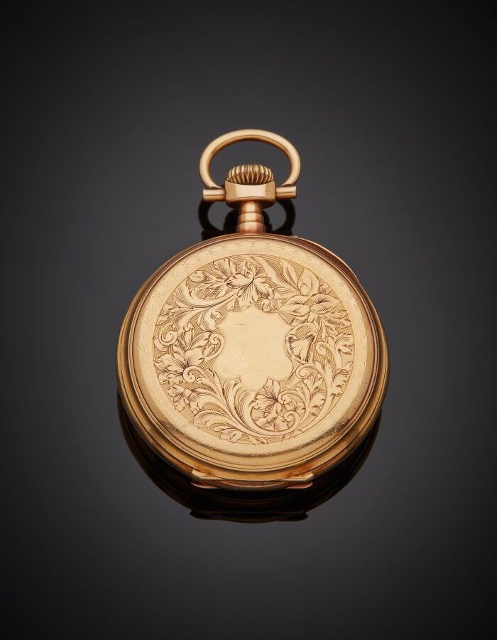 MONTRE de POCHE en or rose (750‰) ciselé de fleurs. Cadran émail blanc, chiffre…