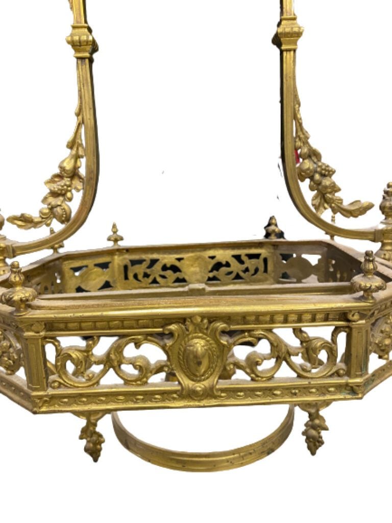 Monture de lustre en bronze doré à cinq lumières à décor de frises feuillagés,…