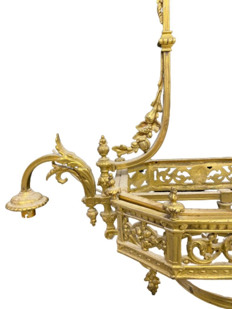 Monture de lustre en bronze doré à cinq lumières à décor de frises feuillagés,…