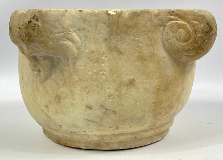 Mortier en marbre à décor sculpté de mascarons - H : 14 cm - Diam : 18 cm