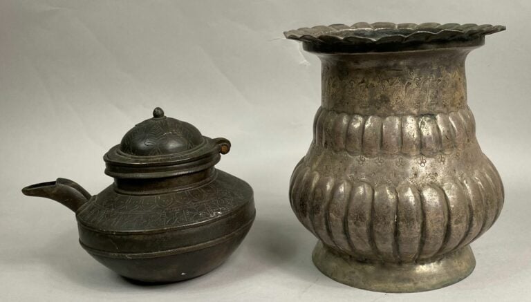 MOYEN-ORIENT - Lot de deux objets comprenant : - -un vase en alliage à bord éva…